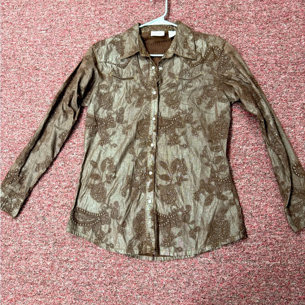 Wrangler women’s shirt, size medium.